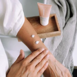 Naïf Herstellende Alles-In-Éen Crème - Helpt Tegen Droge Plekjes - Huidverzorging - 50ml - Met Natuurlijke Ingrediënten -Zacht Huid Verkoop 1200x1200 1093