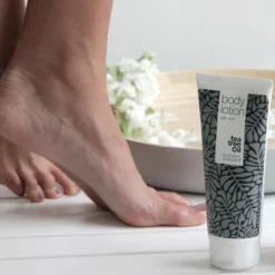 Australian Bodycare Body Lotion 200 Ml - Bodylotion Met Tea Tree Olie Verzorgt En Voorkomt Een Onzuivere En Droge Huid - Vermindert Vlekjes, Puistjes, Jeuk, Jeugdpuistjes, Lichaamsgeurtjes & Zweetvoeten - Geschikt Voor Vrouwen & Mannen 18 Australian Bodycare Body Lotion 200 Ml - Bodylotion Met Tea Tree Olie Verzorgt En Voorkomt Een Onzuivere En Droge Huid - Vermindert Vlekjes, Puistjes, Jeuk, Jeugdpuistjes, Lichaamsgeurtjes & Zweetvoeten - Geschikt Voor Vrouwen & Mannen -Zacht Huid Verkoop 1200x1200 1105