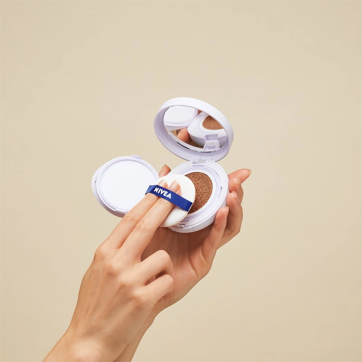 NIVEA Hyaluron Cellular Filler 3in1 Care Cushion – Medium 2 NIVEA Hyaluron Cellular Filler 3in1 Care Cushion – Medium - Afbeelding 2